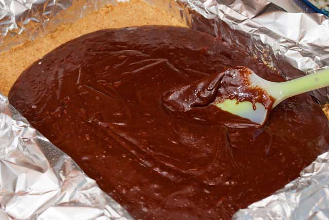 Pouring the chocolate over the crust